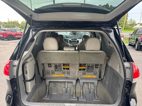 Used 2012 Toyota Sienna XLE FWD image 11