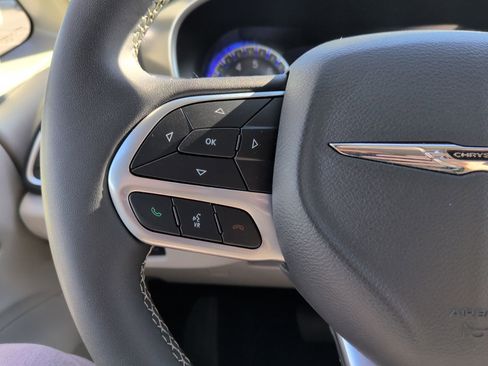 Used 2024 Chrysler Pacifica Touring-L FWD image 19