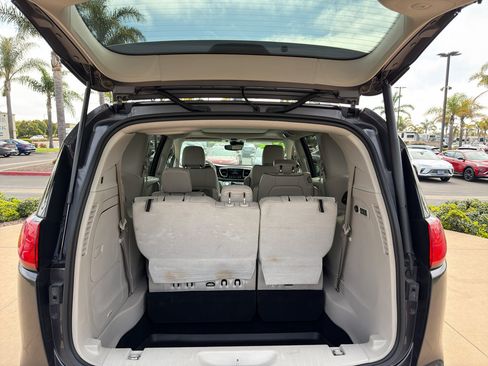 Used 2020 Chrysler Pacifica Limited w/ Advanced Safetytec Group FWD image 6