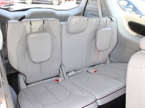 Used 2017 Chrysler Pacifica Limited FWD image 24