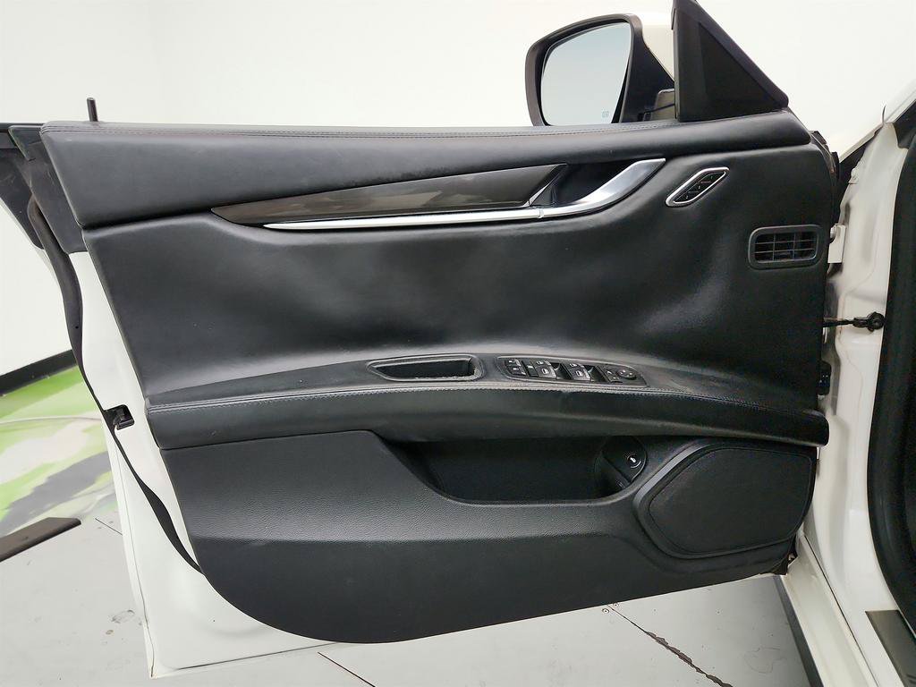 Used 2016 Maserati Ghibli RWD image 23