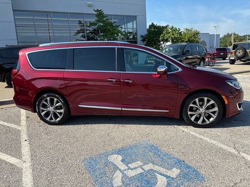 Used 2017 Chrysler Pacifica Limited w/ UConnect Theater Package FWD image 13