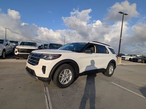 New 2026 Ford Explorer Active w/ Active Comfort Package image 3