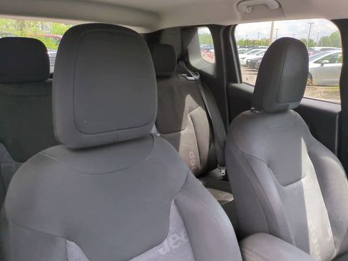 Used 2017 Jeep Renegade Latitude w/ Popular Equipment Group FWD image 7