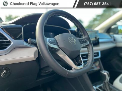 Used 2025 Volkswagen Taos SE FWD image 17