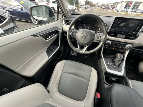 Used 2021 Toyota RAV4 XLE Premium image 4