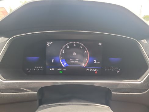 Used 2022 Volkswagen Tiguan SE w/ Panoramic Sunroof Package FWD image 32