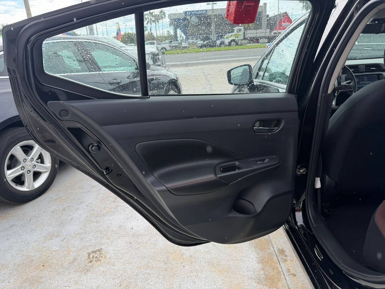 Used 2024 Nissan Versa SR FWD image 5