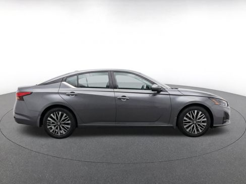 Used 2025 Nissan Altima 2.5 SV FWD image 10