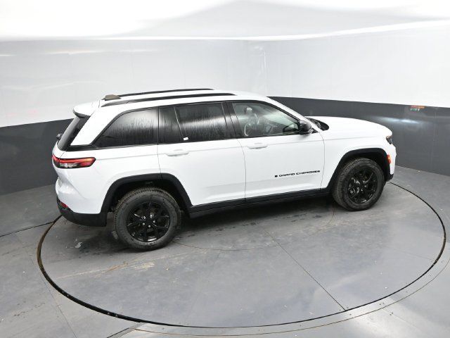 Used 2024 Jeep Grand Cherokee Altitude AWD/4WD image 38