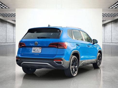 Used 2022 Volkswagen Taos SE w/ Panoramic Sunroof Package FWD image 5