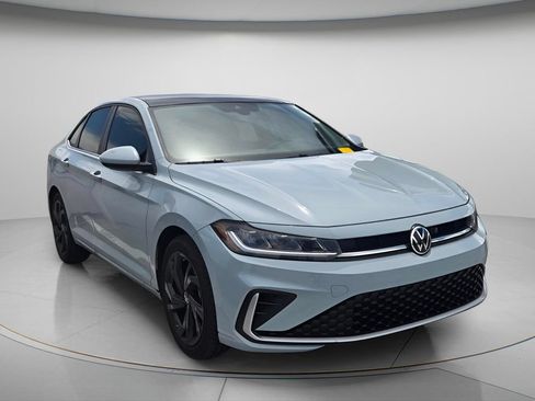 Certified 2025 Volkswagen Jetta SE FWD image 4