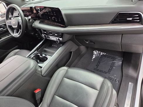 Used 2025 Chevrolet Suburban LT w/ Comfort Package image 17