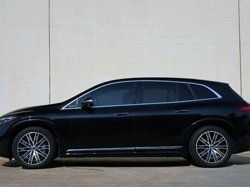 Used 2023 Mercedes-Benz EQS 580 4MATIC SUV w/ Exclusive Trim Package image 8
