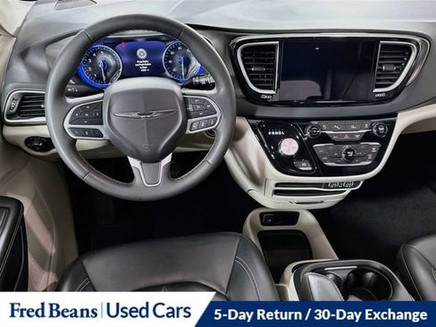 Used 2023 Chrysler Pacifica Touring-L FWD image 28