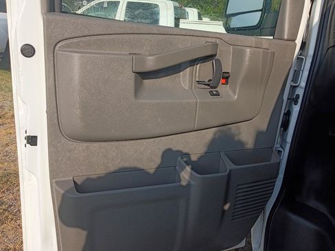 Used 2017 Chevrolet Express 2500 Extended RWD image 10