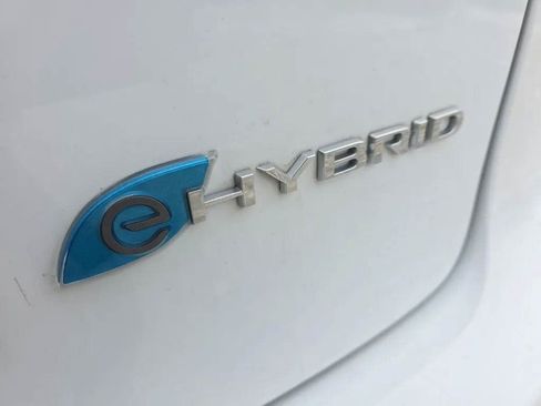 Used 2024 Chrysler Pacifica Limited FWD image 6