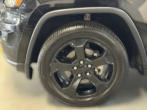 Used 2019 Jeep Grand Cherokee Laredo AWD/4WD image 19