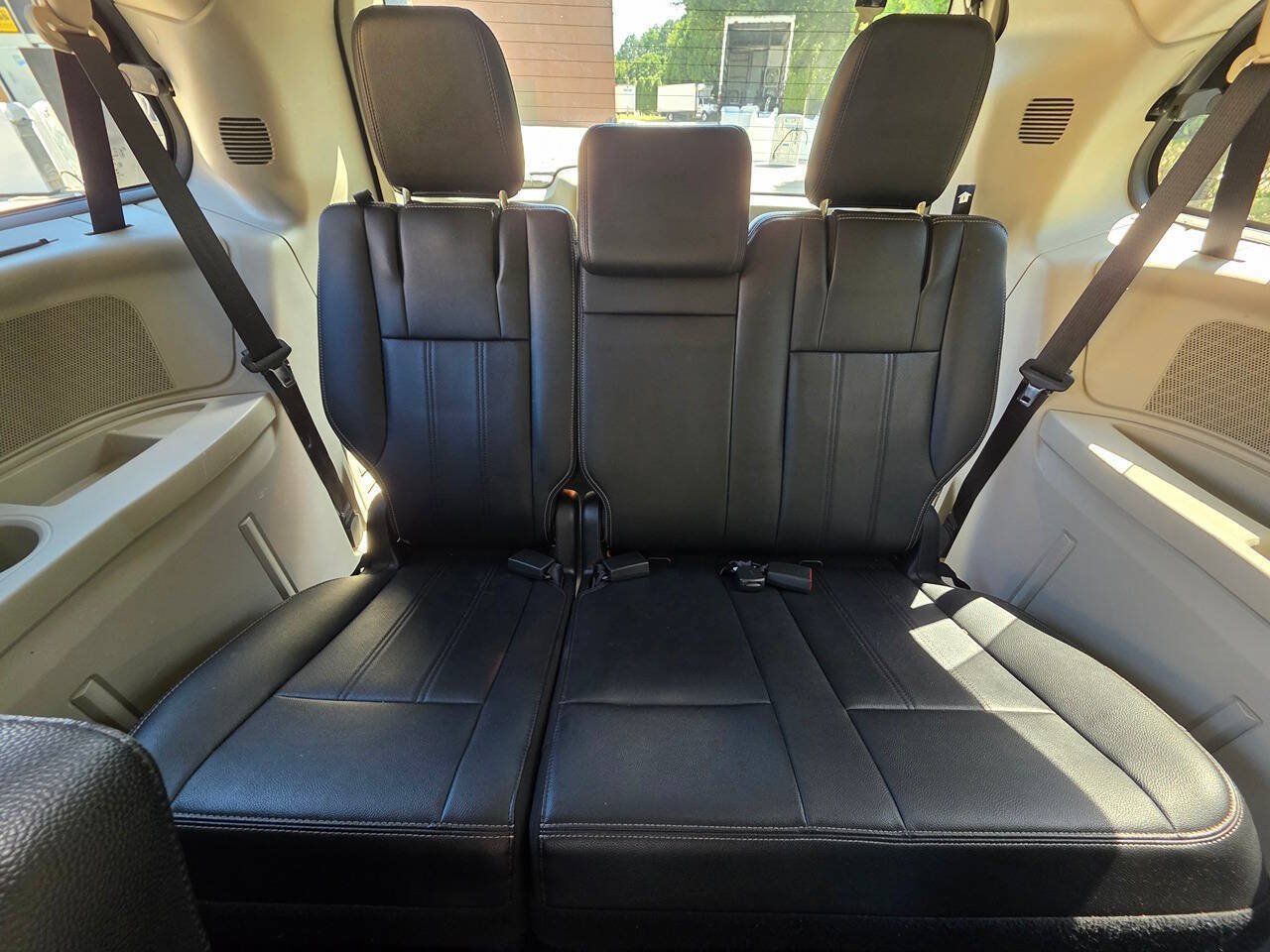 Used 2015 Chrysler Town & Country Touring-L w/ Driver Convenience Group FWD image 29
