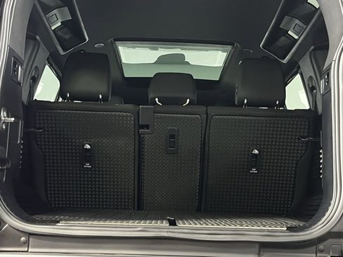Used 2025 Land Rover Defender 110 S image 31