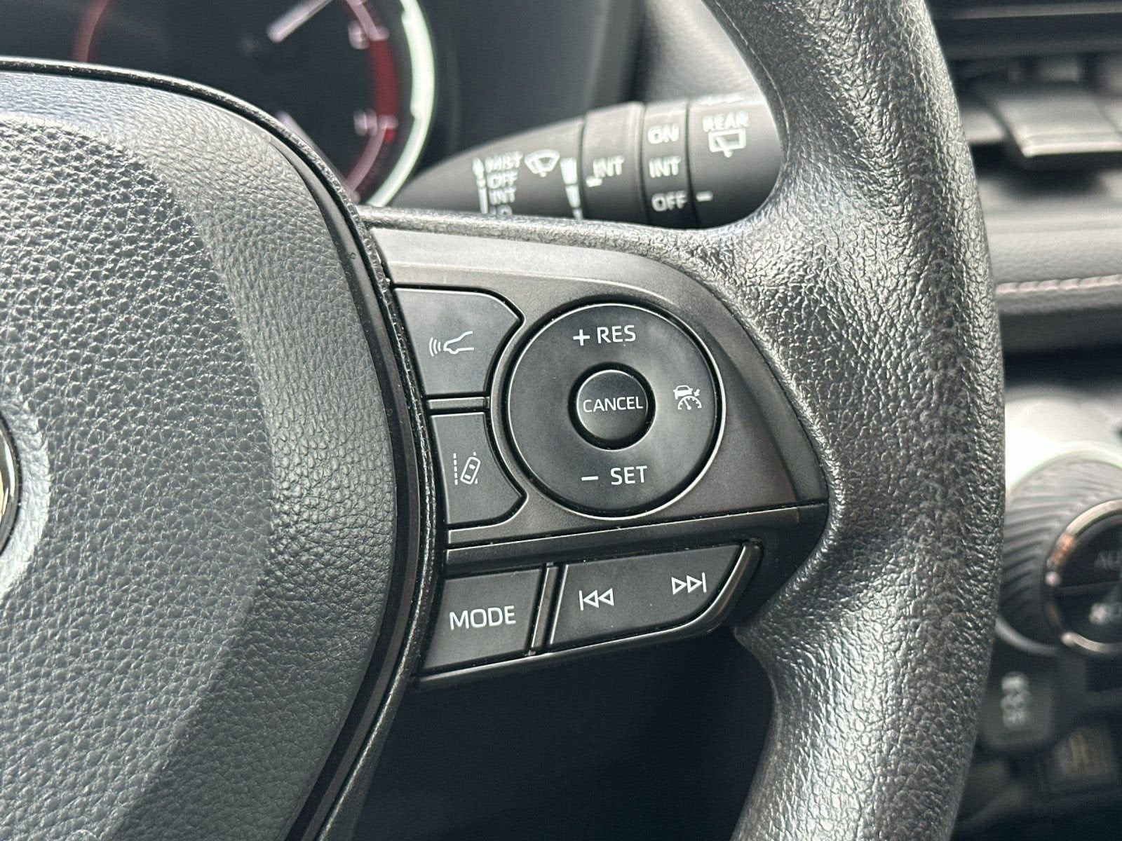 Used 2025 Toyota RAV4 XLE AWD/4WD image 27