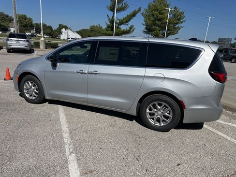 New 2026 Chrysler Pacifica Select image 20