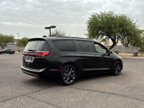 Used 2025 Chrysler Pacifica Limited FWD image 6