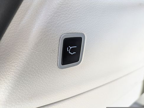 Used 2024 Chrysler Pacifica Touring-L FWD image 14