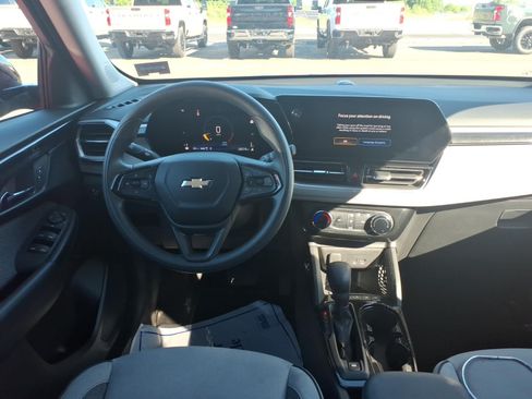 Used 2025 Chevrolet TrailBlazer LT AWD/4WD image 9