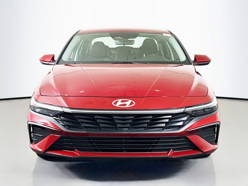 Used 2025 Hyundai Elantra SE image 2
