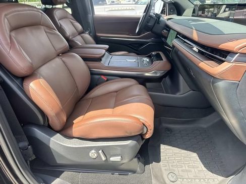 Certified 2026 Lincoln Navigator Reserve AWD/4WD image 11
