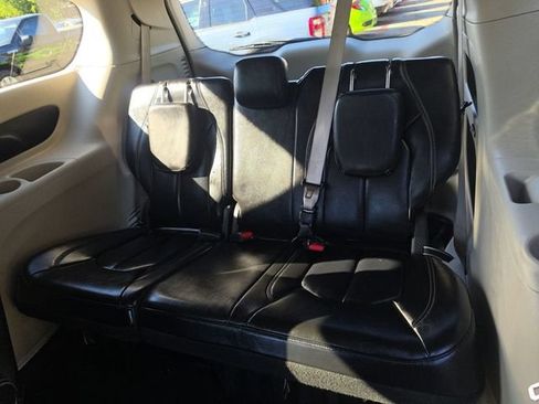 Used 2023 Chrysler Pacifica Touring-L FWD image 34