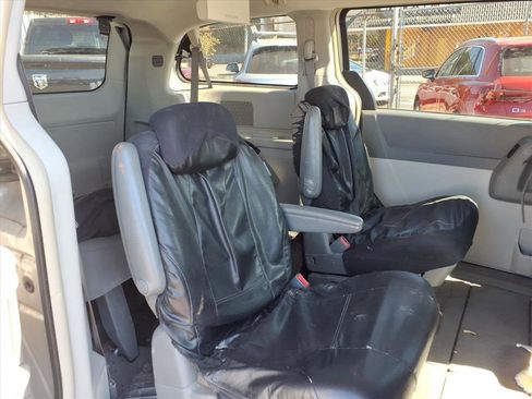 Used 2010 Chrysler Town & Country Touring image 9