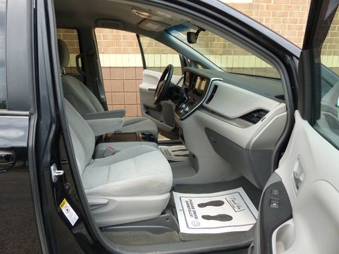 Used 2017 Toyota Sienna LE FWD image 53