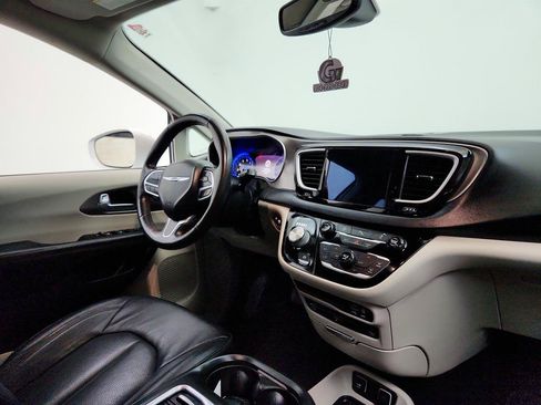 Used 2020 Chrysler Pacifica Touring-L Plus FWD image 28