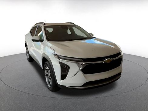 Used 2025 Chevrolet Trax LT FWD image 3