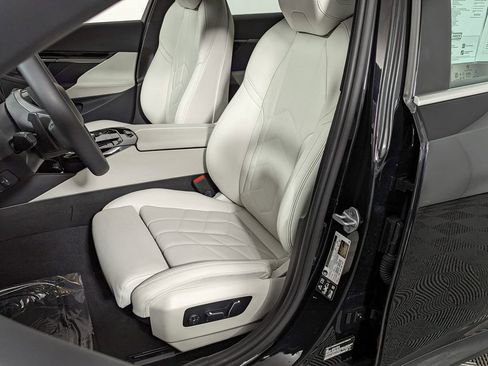 Used 2025 BMW 530i xDrive image 16