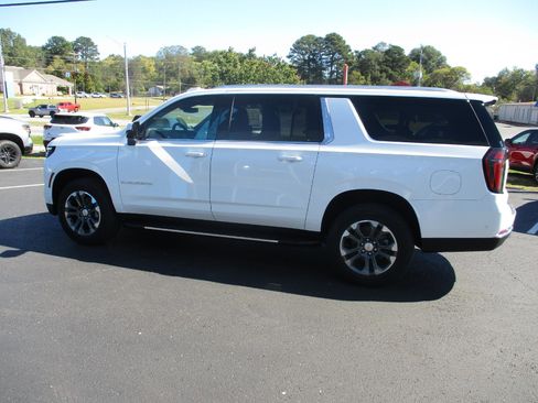 New 2026 Chevrolet Suburban LS image 5