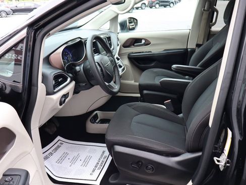 Used 2023 Chrysler Voyager LX FWD image 6