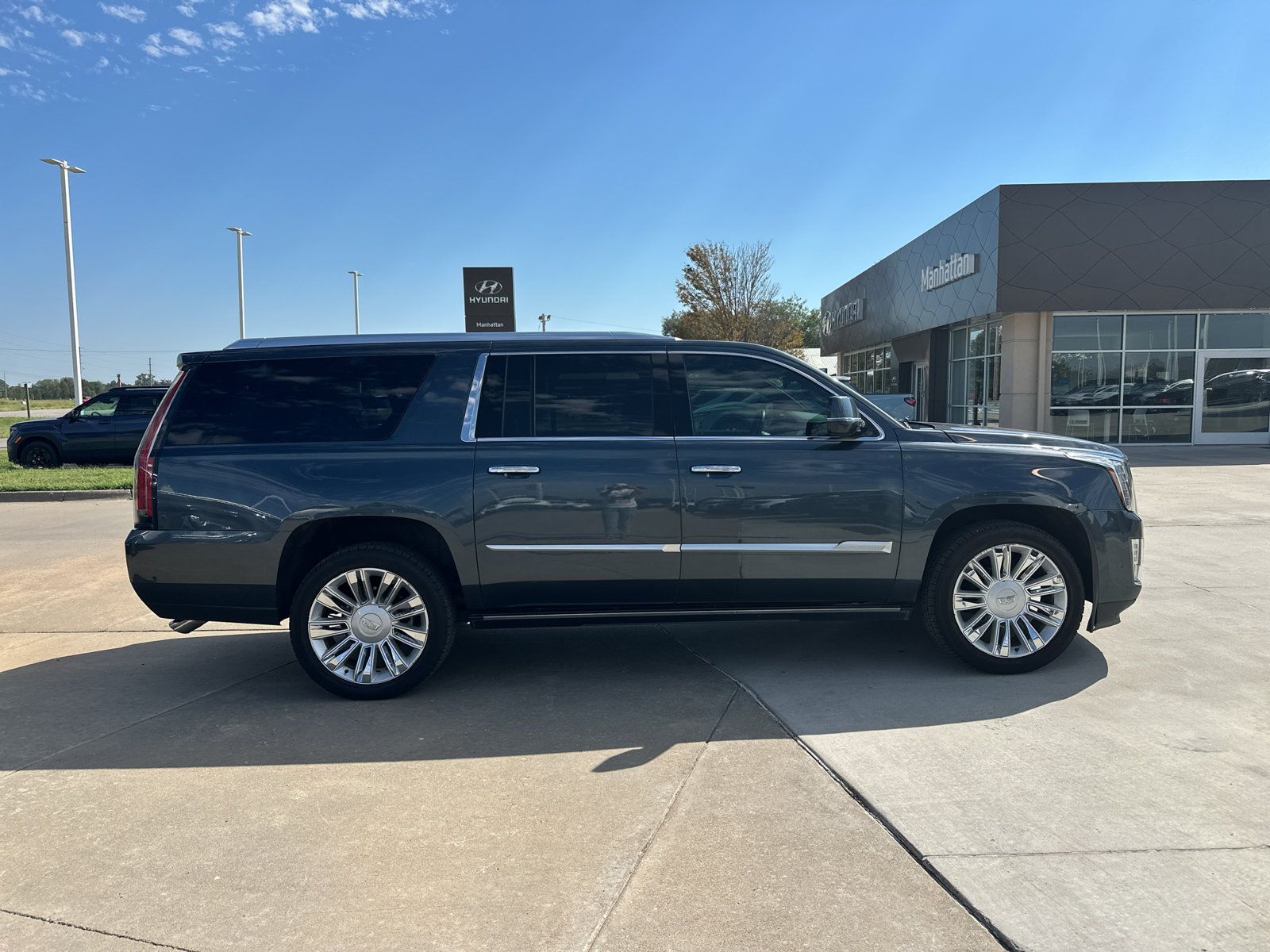 Used 2019 Cadillac Escalade ESV Platinum AWD/4WD image 9