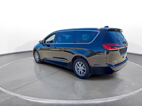 Used 2025 Chrysler Pacifica Select image 6