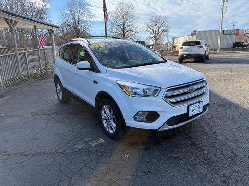 Used 2018 Ford Escape SE image 1