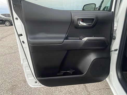 Used 2021 Toyota Tacoma TRD Off-Road image 17