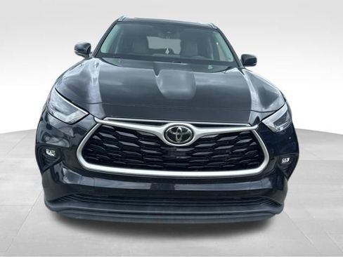 Used 2021 Toyota Highlander XLE AWD/4WD image 3