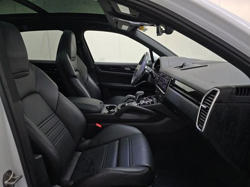 Used 2023 Porsche Cayenne image 5