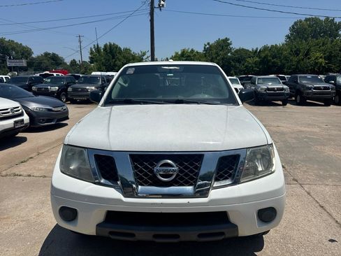 Used 2018 Nissan Frontier SV RWD image 2