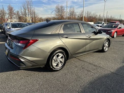 Used 2025 Hyundai Elantra SE image 5