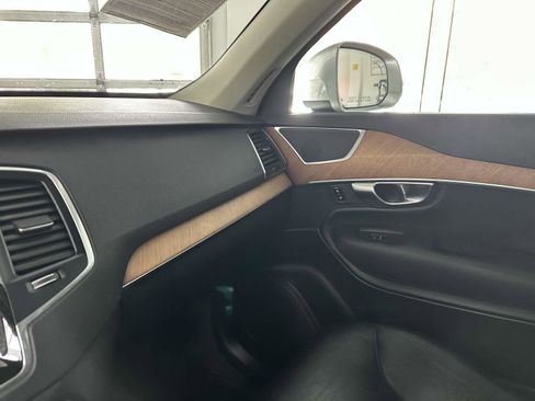 Certified 2022 Volvo XC90 T6 Momentum image 32