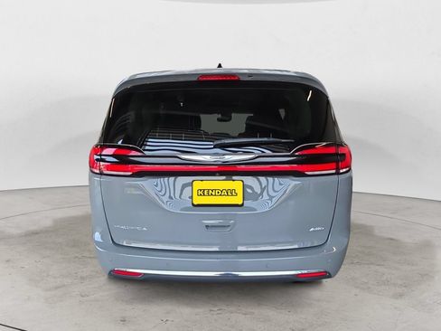 Used 2023 Chrysler Pacifica Touring-L AWD/4WD image 6