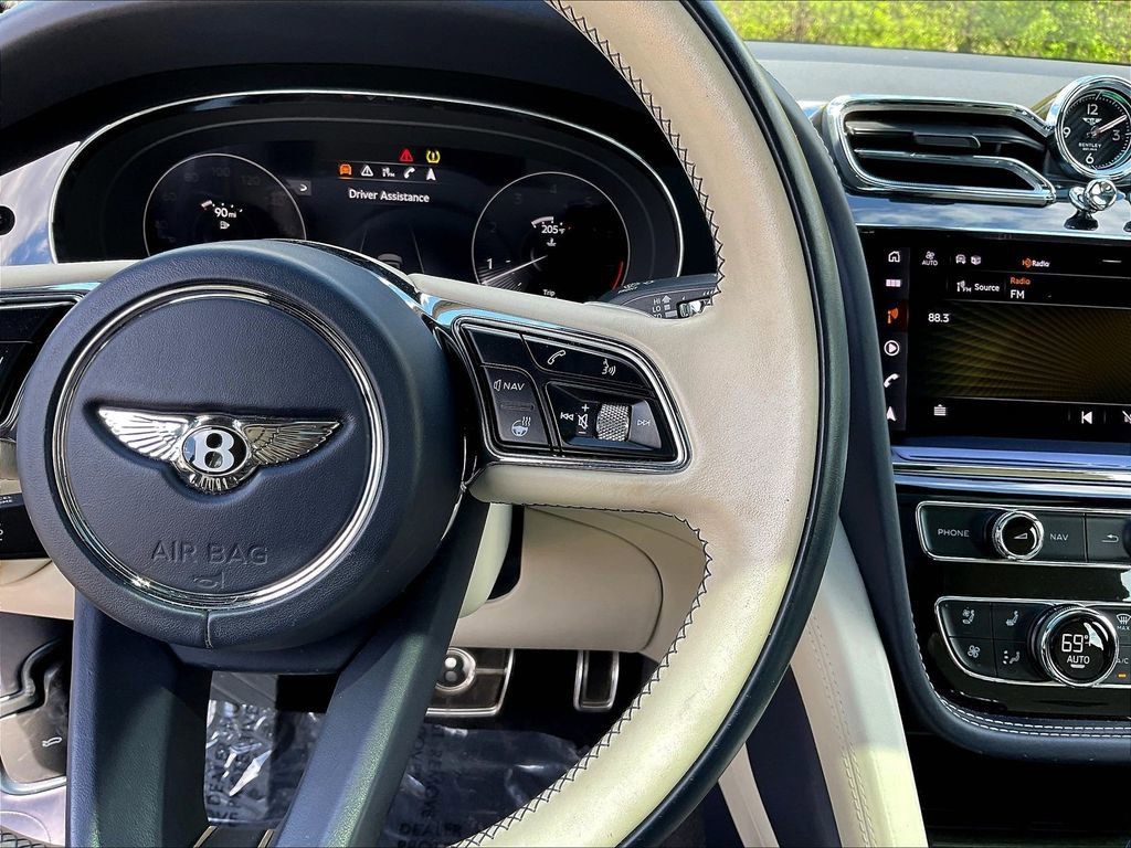 Used 2021 Bentley Bentayga AWD/4WD image 12